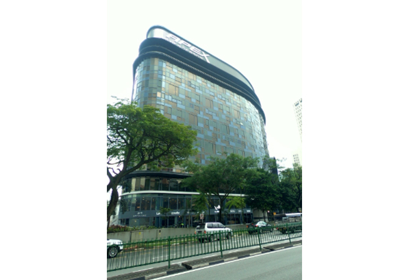 「TOTOテクニカルスペース・シンガポール」入居ビル （左）　