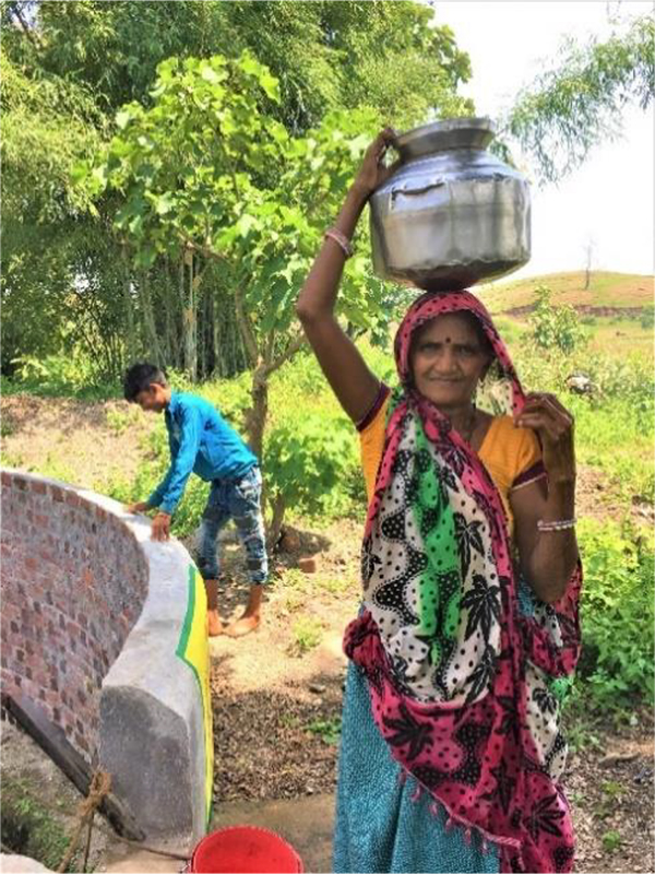 再生した井戸を利用する女性（インド）