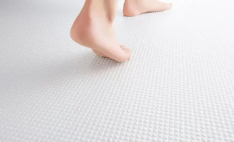 簡単お手入れ「お掃除ラクラクほっカラリ床」