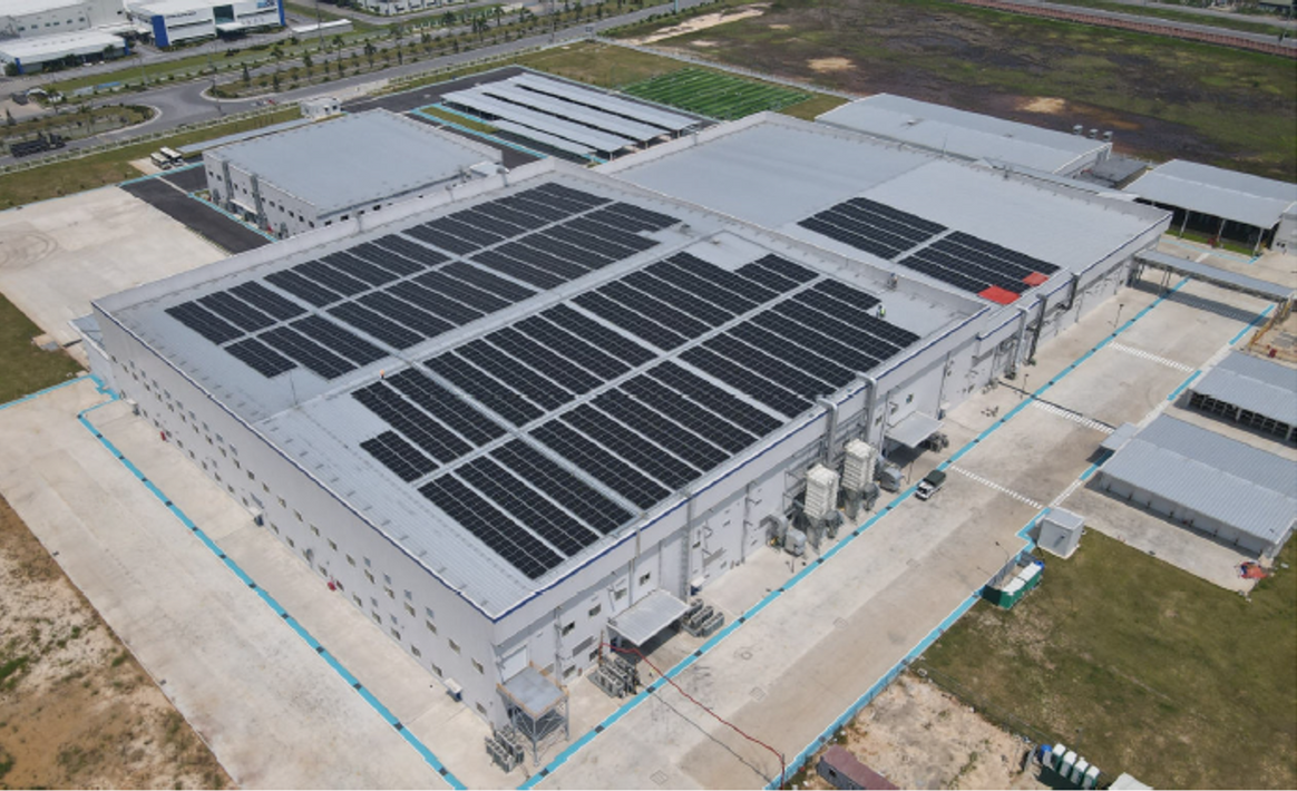 工場の屋根に設置された太陽光発電設備