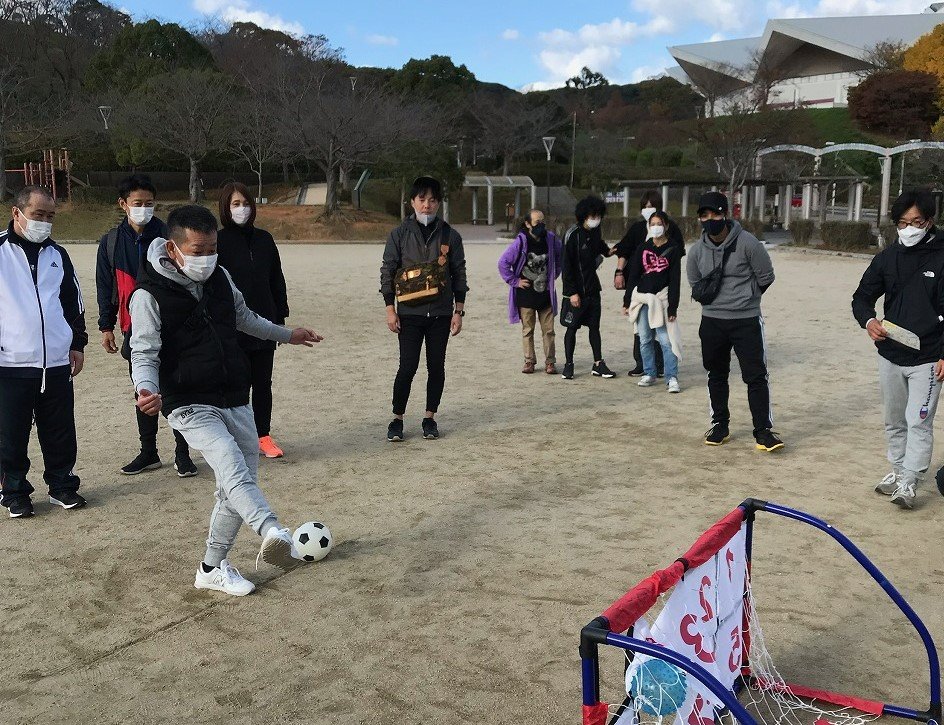参加者がミニサッカーを楽しんでいる様子