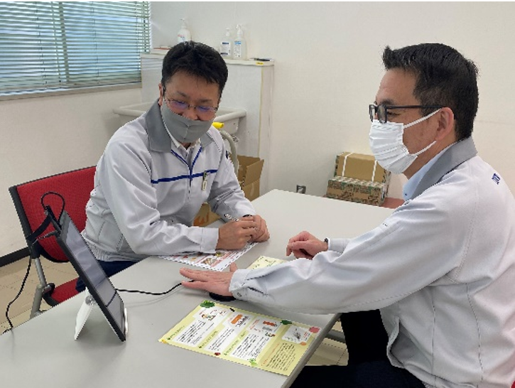 健康指導員が、タブレットを使って社員のベジチェック(野菜摂取量測定)を行っている様子