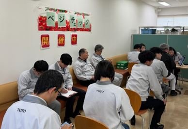 『ベジチェック』のブースで、多くの社員が測定や説明を受けている様子