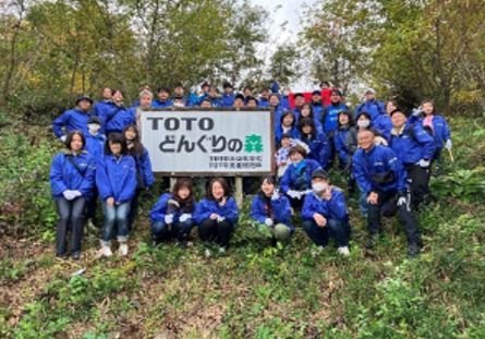 TOTOどんぐりの森づくりの活動で、TOTOグループ社員がどんぐり植樹を行った際の集合写真