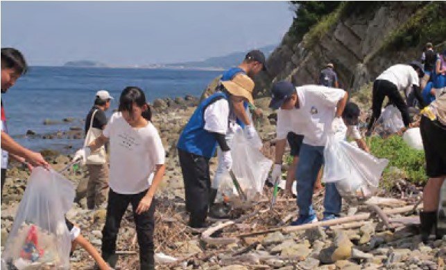 TOTO Group employees participate in cleaning the shoreline in Tokushima Prefecture (Environmental Tokushima Network)