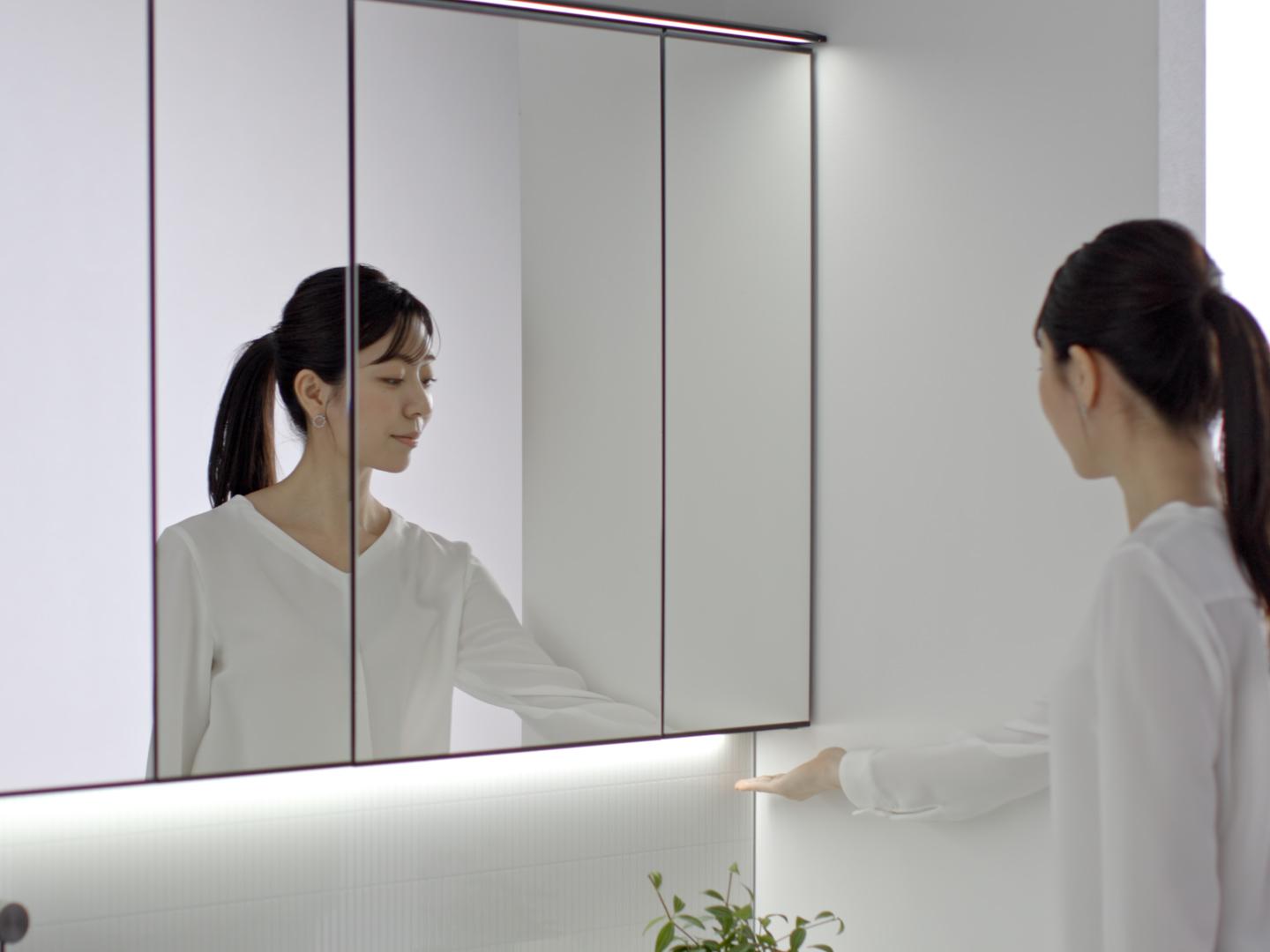 洗面所：【2025年8月発売】エスクア 化粧鏡（タッチレス照明・調色機能