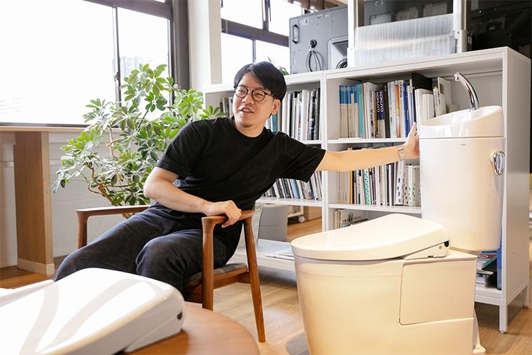 便器に一体化するスリムで滑らかなフルカバーデザイン。感性工学の視点