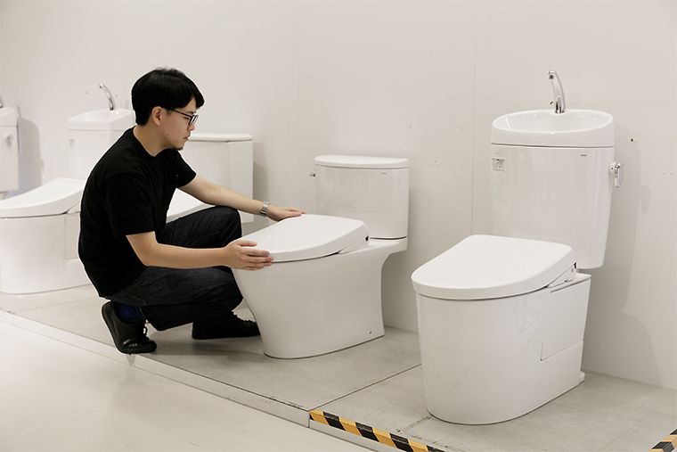 便器に一体化するスリムで滑らかなフルカバーデザイン。感性工学の視点