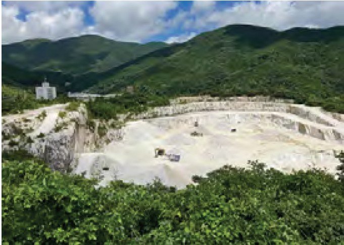 TOTOの衛生陶器の原料となる、土石原料の採掘現場。緑に囲まれた鉱山の風景。