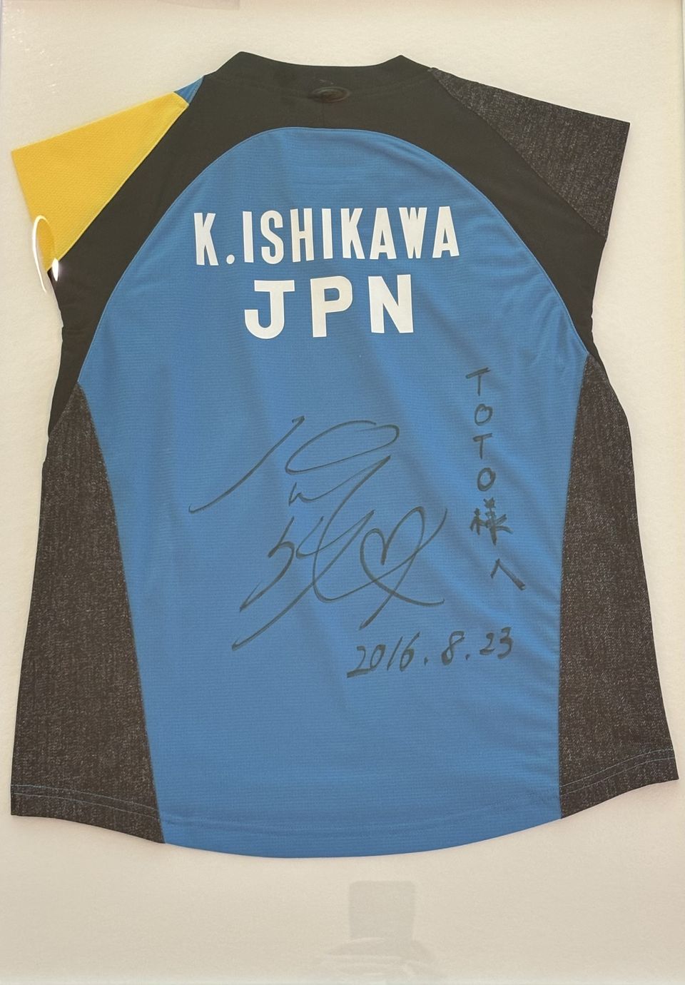 石川佳純さん直筆サイン入りラケット&ユニフォーム展示 石川佳純さん直筆サイン入りラケット&ユニフォーム展示