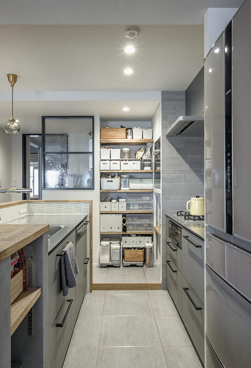 セパレート型の配置で、ふたりの距離がちょうどいい。システムキッチン